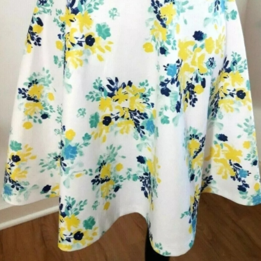 Torrid White/Multi Floral Skater Skirt Size 1 - Picture 3 of 8